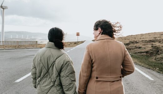 「give someone the cold shoulder」の意味とは？「冷たくあしらう・無視する」をネイティブが使う表現を解説
