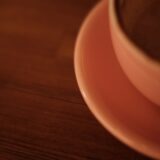 ソーサーに置かれた白いティーカップ