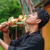 トロフィーを掲げて勝利を喜ぶ人