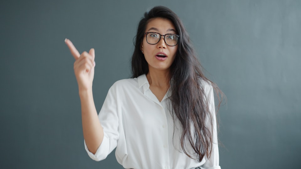 指を立てて「わかる？」と確認する女性