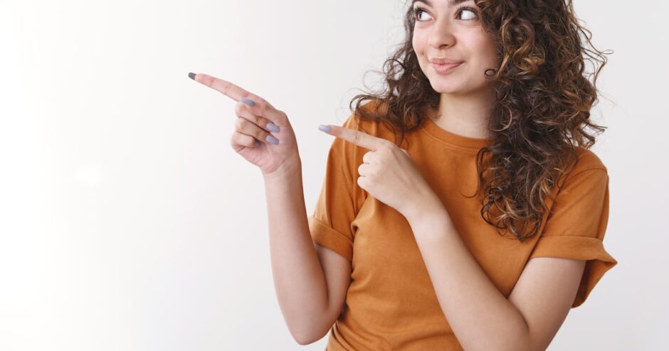 指をさして話のポイントを示す女性