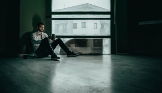 「down」「bummed」の意味とは？「凹んでる」をネイティブが使う表現を解説