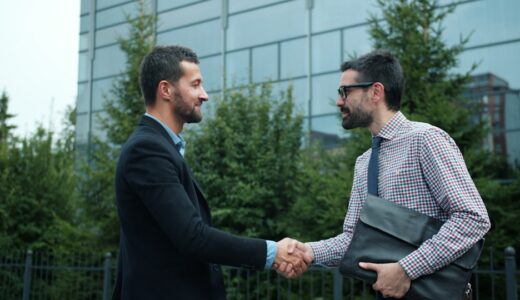 「知り合いになる」は英語で？get to know と become friends の使い分けを解説