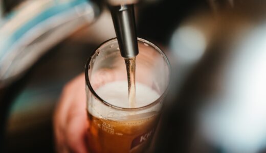 「hold my beer」の意味とは？「俺のビール持ってろ・見てろよ」をネイティブが使う表現を解説