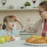 キッチンで子どもと話す母親