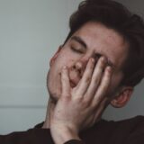 あくびをする男性