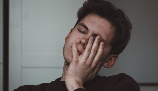 「snooze」の意味とは？「つまんない・退屈」をネイティブが使う表現を解説