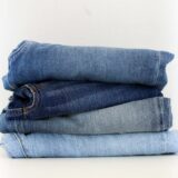 積み重ねられたデニムジーンズ