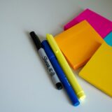 アイデアを付箋で整理するワークショップの様子