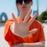 手のひらを向けて「もういい」と制止する女性