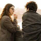 向き合う男女