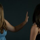 考え込む女性