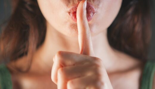 「Don't tell a soul.」の意味とは？「誰にも言わないで！」をネイティブが使う表現を解説