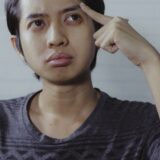 考えをまとめて結論を導こうとする男性
