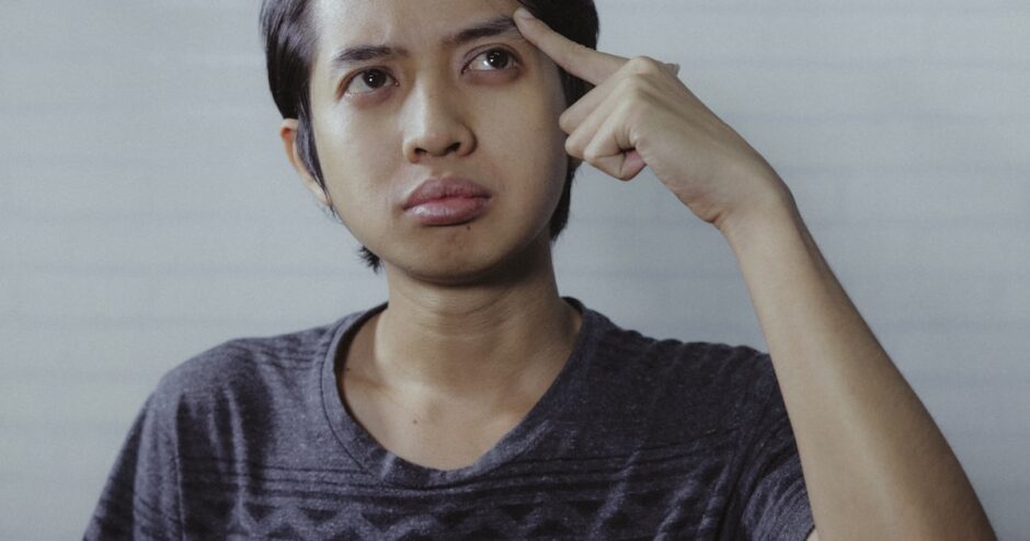 考えをまとめて結論を導こうとする男性