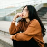 不安そうな表情の女性