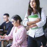 教科書を持つ真面目な学生