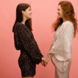 笑顔で会話を交わす二人