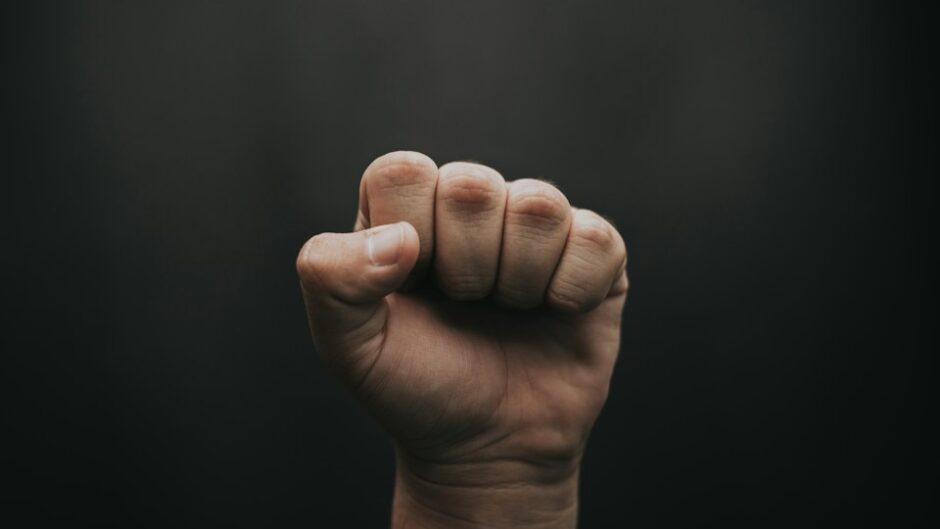 握りしめられた拳