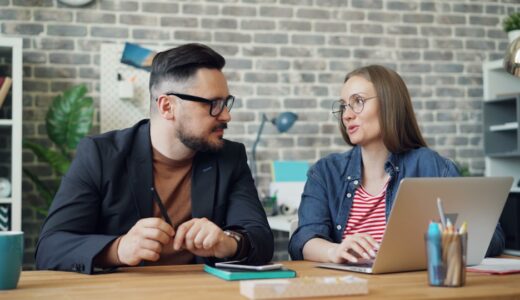 「pull someone up on」の意味とは？「間違いを指摘する・たしなめる」をネイティブが使う表現を解説