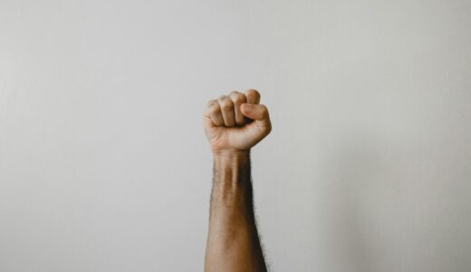 「take a pop at someone」の意味とは？「激しく攻撃する」をネイティブが使う口語表現を解説