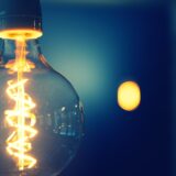 明るく光る電球