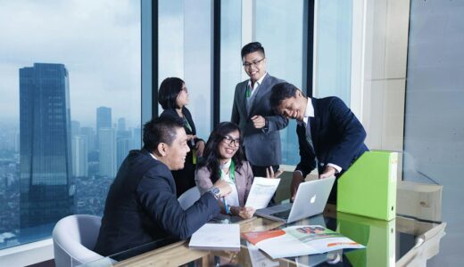 「answer to」の意味とは？「元で働いている！」をネイティブが使う表現を解説