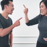 また言い合いを始めたカップル