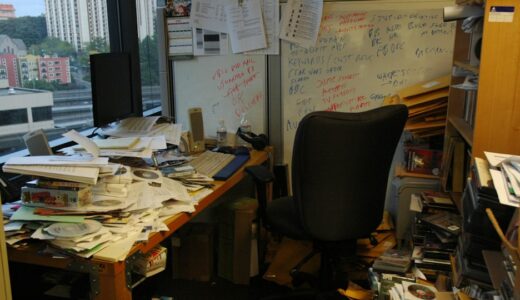「clutter up」の意味とは？「散らかす」と伝える方法をネイティブ目線で解説
