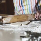 型抜きクッキーを作る手元