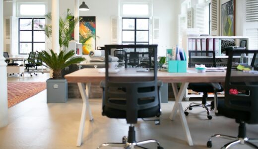 「ease someone out」の意味とは？「辞職に追い込む」と伝える方法をネイティブ目線で解説