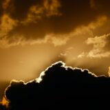 雲間から差す太陽