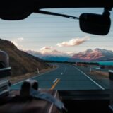 車の座席に座る人