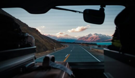 「hit the road」の意味とは？「出発する！」をネイティブが使う表現を解説