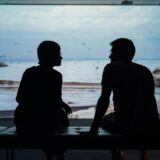 物思いに沈む男女のシルエット