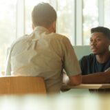 向かい合って話す2人の男性