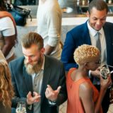 パーティー会場で立ち話をする人々
