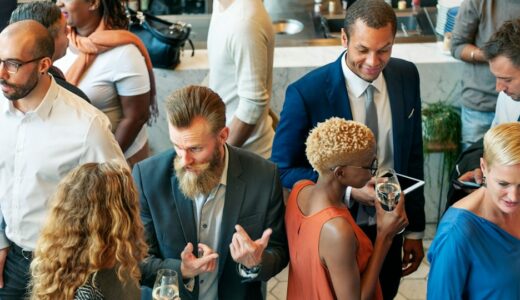「mingle」の意味とは？「かわるがわる話をする」をネイティブが使う表現を解説