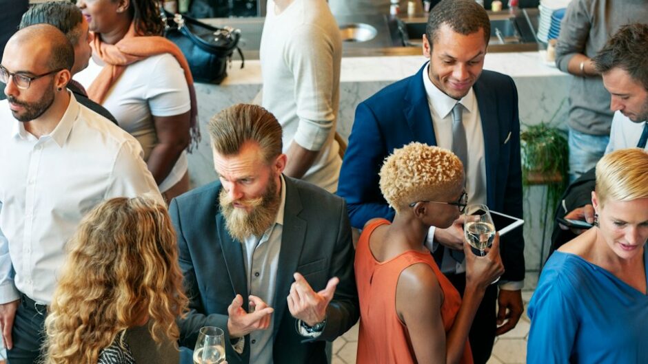 パーティー会場で立ち話をする人々