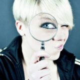 じっくり検査する女性