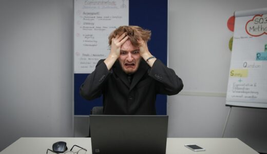 「shoot yourself in the foot」の意味とは？「墓穴を掘る！」をネイティブが使う表現を解説