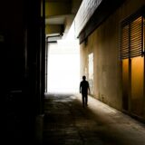 暗い路地を歩く人影