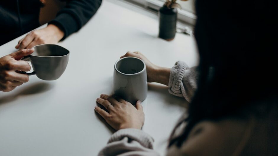 カフェで会話する二人