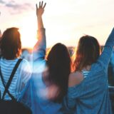 桟橋を歩く自信ありげな女性たち