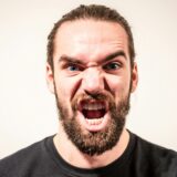 呆れた表情の男性