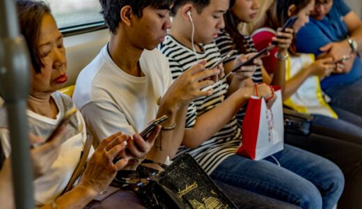 「Everyone is talking about it.」の意味とは？「今話題になってる！」をネイティブが使う表現を解説