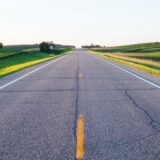 緑の丘を抜ける誰もいない一本道