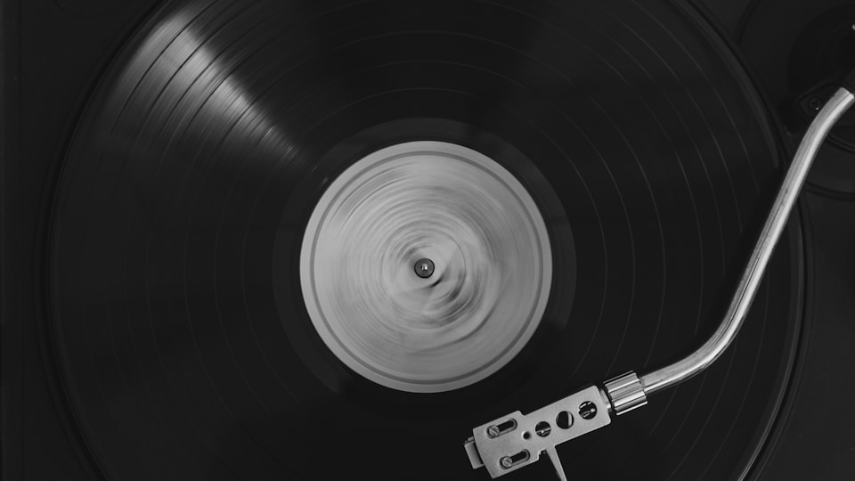レコードを再生するターンテーブル