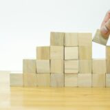 積み重なる木製ブロック