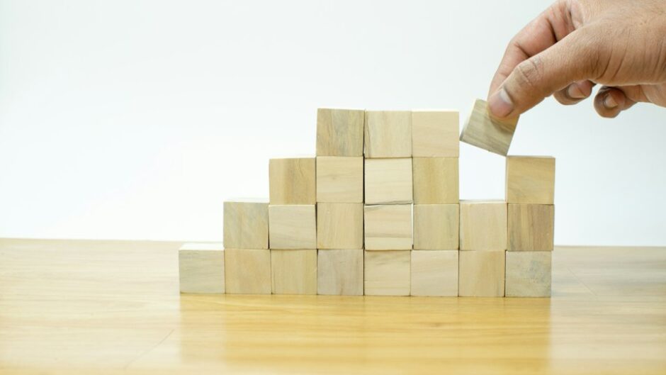 積み重なる木製ブロック
